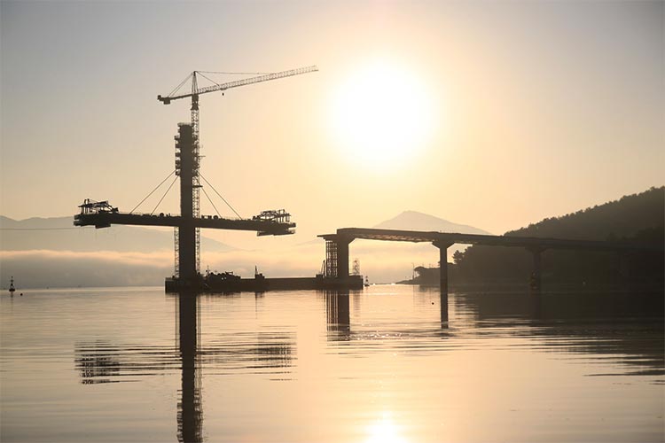 Eine Brücke wird gebaut